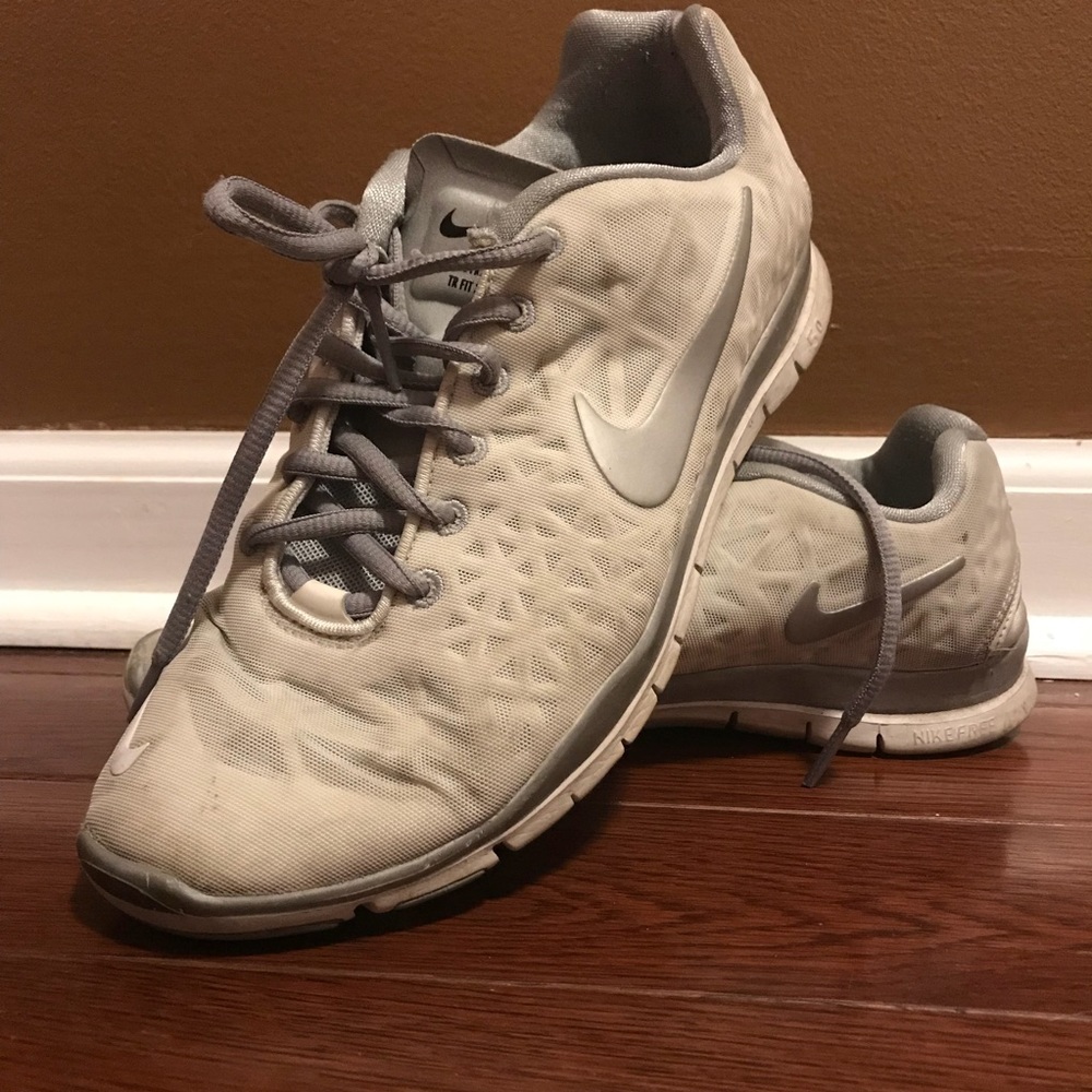 Tennis shoes